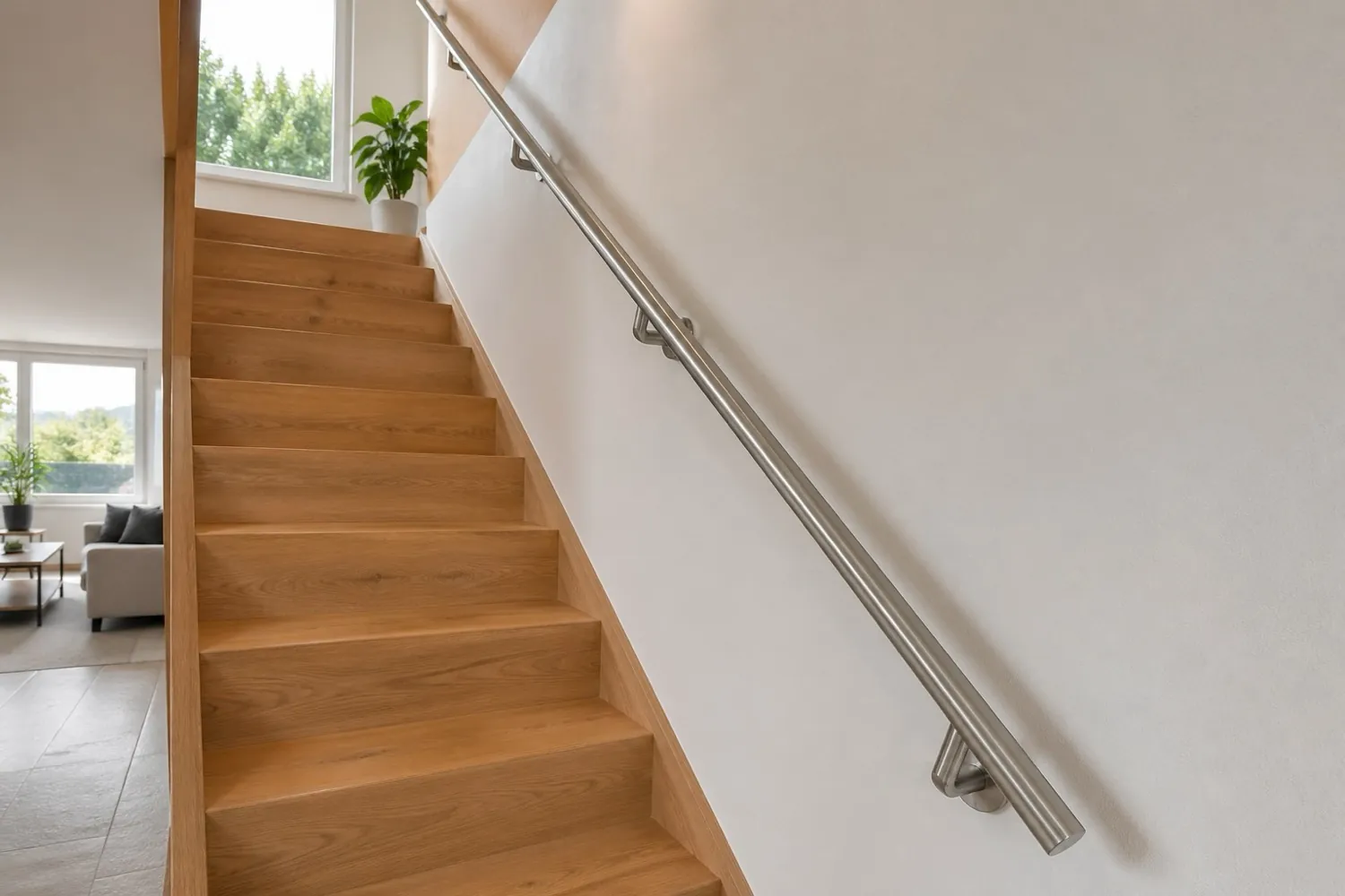Nachgerüsteter Edelstahl-Handlauf an einer Innentreppe in einem Wohnhaus im Kanton Zürich